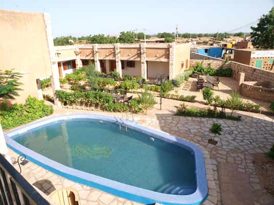 la piscine de l'hotel la falaise